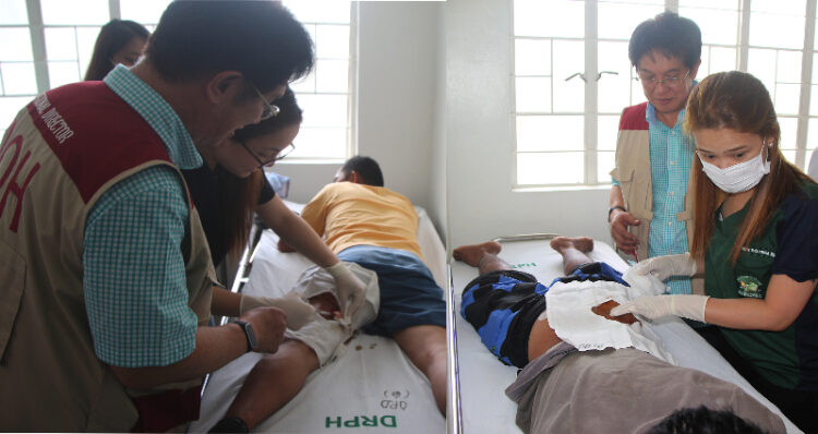 DOH-MIMAROPA Regional Director Eduardo C. Janairo observes minor surgical procedures being undertaken by Rizal Medical Center surgeons during DOH Surgical Caravan held at the Dr. Damian Reyes Provincial Hospital in Marinduque on July 14, 2017