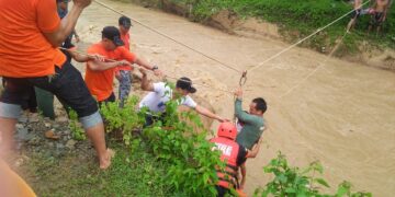 8 Katao kabilang ang 7 Bata, na-trap sa gitna ng Ilog sa Odiongan