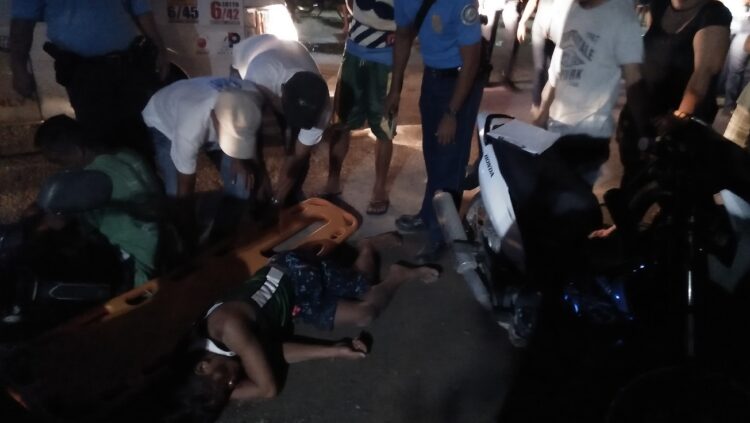 Dalawang rider, sugatan matapos sumalpok ang isang motorsiklo sa pumaparadang tricycle