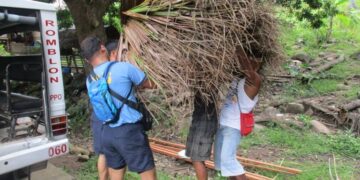 Mga Pulis at Mga opisyal ng isang Barangay sa Corcuera, nagsama-sama sa pagawa ng bahay ng isang Lola