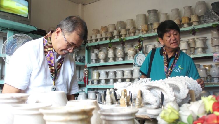 Mga natulungan ng DOST sa Romblon, binisita ni Sec. De la Peña