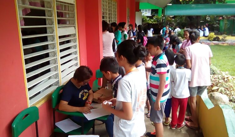 Dalawang NGO, nag-iikot sa Tablas para mamigay ng Libreng Eye Glasses sa mga Estudyante