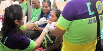 DOH PHOTO. A team of dentists from the Provincial Health Office inserts a new set of dentures to an elderly during the launching of Ngipin Para kay Tatang at Inang (NgiTI) which provided free set of dentures to 50 senior citizens held at the Romblon State Univeristy in Odiongan, Romblon.