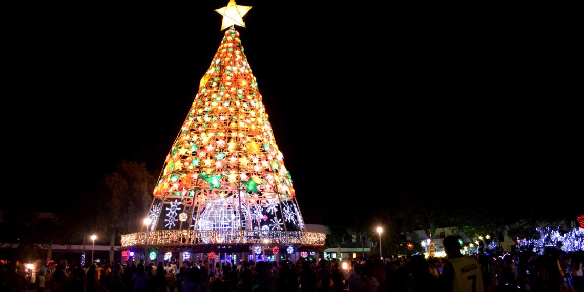 Makulay na Giant Christmas Tree sa Alcantara, pinailawan na
