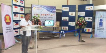 Si Romblon Vice Mayor Mart Arthur L. Silverio habang nagbibigay ng kanyang maikling talumpati bago ang pormal na paglulunsad ng ASEAN Info Kiosk sa Admin Building ng Romblon National High School. (Larawan ni Dinnes Manzo, PIA Romblon)
