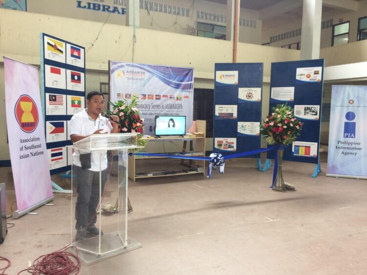 Si Romblon Vice Mayor Mart Arthur L. Silverio habang nagbibigay ng kanyang maikling talumpati bago ang pormal na paglulunsad ng ASEAN Info Kiosk sa Admin Building ng Romblon National High School. (Larawan ni Dinnes Manzo, PIA Romblon)