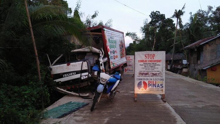 Delivery Van, sumalpok sa likod ng truck; Driver, sugatan