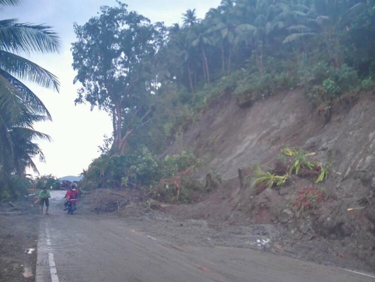 Kalsada sa Calatrava, natabunan ng landslide