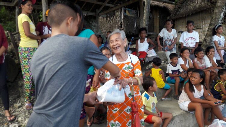 490 pamilya, nakatanggap ng Tulong Galing sa Isang Foundation