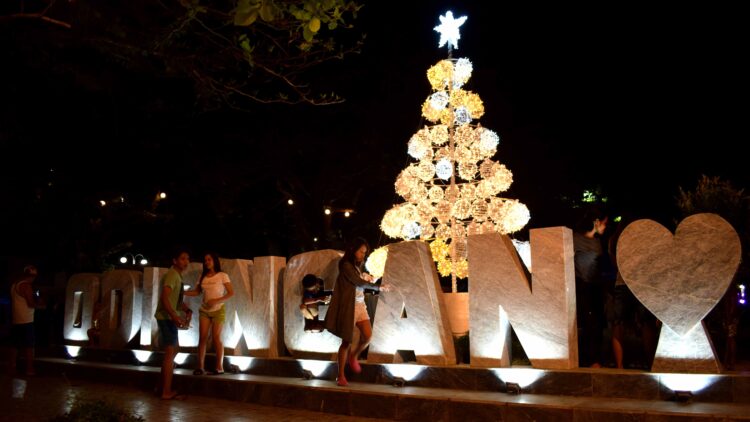 6-metro na Christmas Tree sa Odiongan; pinailawan na