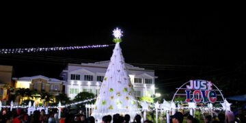 Giant Christmas Tree sa Corcuera, may temang White Christmas