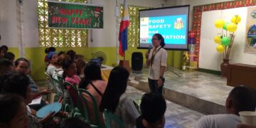 Ipinapaliwanag ni Mae Angelica Fabito-Famini, Science Research Specialist II ng DOST-Romblon, sa mga kalahok ang food safety and sanitation.