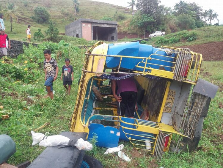 Jeep nahulog sa palayan sa Santa Maria; 3 sugatan