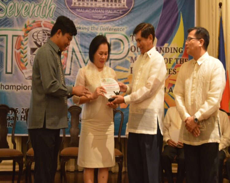 Marinduque State College President Receives Outstanding Movers of the PH Award
