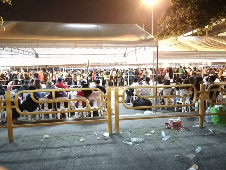 LOOK: Dagsa ng mga pasahero kaninang alas-2 ng madaling araw sa Batangas Port. Photo from Shekinah Eirene Punzalan Allera/FB
