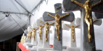 Mga cross na gawa sa marble, mabenta ngayong Semana Santa
