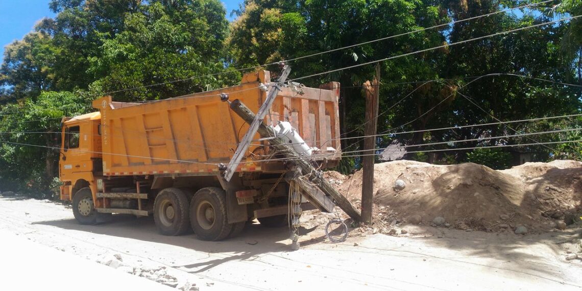 Poste ng ROMELCO, naatrasan ng truck; nagresulta ng brownout