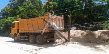 Poste ng ROMELCO, naatrasan ng truck; nagresulta ng brownout