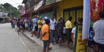 Mga pasaherong pabalik ng Batangas, dagsa na sa pantalan