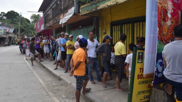 Mga pasaherong pabalik ng Batangas, dagsa na sa pantalan