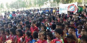 Ang mga batang mag-aaral sa isla ng Sibuyan na nakatanggap ng bags na naglalaman school supplies mula sa GMA Kapuso Foundation. (Roger F. Capa/DepEd Romblon)