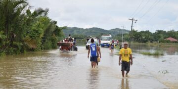 Mga motorista sa Odiongan, na-stranded dahil sa baha