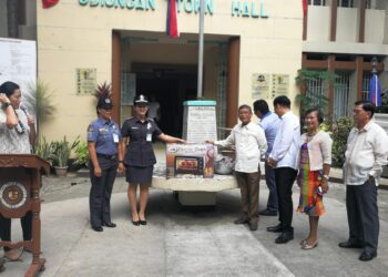 Makikita sa larawan ang mga opisyal ng pamahalaang lokal ng Bayan ng Odiongan sa pangunguna ni Mayor Trina Firmalo-Fabic habang hina-hand-over ang Electric Oven kina Warden Irene D. Gaspar at JO3 Rowena Fos-Olivar para sa Bakery Program ng BJMP-ODJ. Photo by BJMP-ODJ