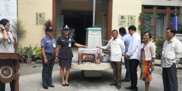 Makikita sa larawan ang mga opisyal ng pamahalaang lokal ng Bayan ng Odiongan sa pangunguna ni Mayor Trina Firmalo-Fabic habang hina-hand-over ang Electric Oven kina Warden Irene D. Gaspar at JO3 Rowena Fos-Olivar para sa Bakery Program ng BJMP-ODJ. Photo by BJMP-ODJ