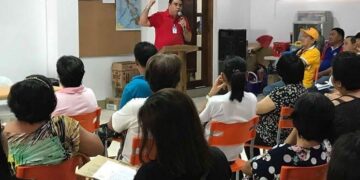 Si Gilbert Rabuel (nasa harapan), branch manager ng DBP sa Romblon, habang nagsasagawa ng oryentasyon sa mga negosyante para mahimok na mag-impok sa kanilang banko. (Larawan ni Dinnes Manzo/PIA-Romblon)