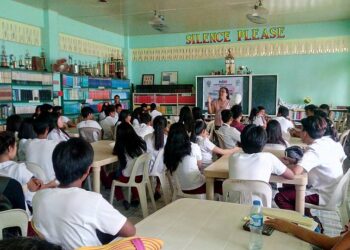 Si Gng. Noemi T. Melano (nasa harapan), Assistant Principal II, SHS Department, habang nagsasagawa ng oryentasyon sa 100 na estudyante sa Senior High School na benepisyaryo ng kanilang ADM Program na “Pamasahe Mo, Katuwang Ako.”(Larawan ni Noemi T. Melano/RNHS)