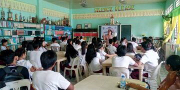 Si Gng. Noemi T. Melano (nasa harapan), Assistant Principal II, SHS Department, habang nagsasagawa ng oryentasyon sa 100 na estudyante sa Senior High School na benepisyaryo ng kanilang ADM Program na “Pamasahe Mo, Katuwang Ako.”(Larawan ni Noemi T. Melano/RNHS)