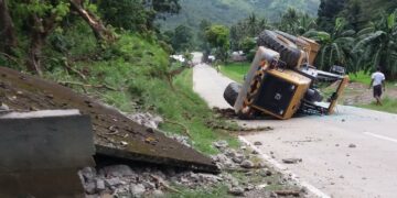 Payloader na nawalan ng preno, tumagilid sa Santa Maria