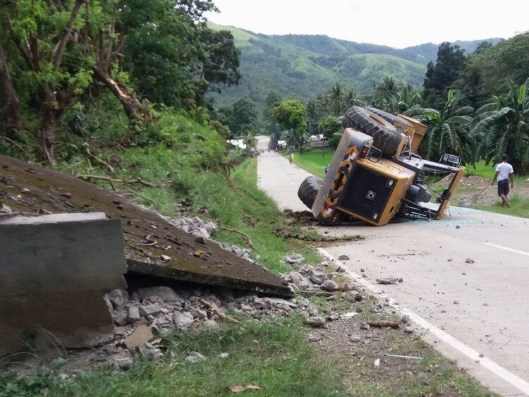 Payloader na nawalan ng preno, tumagilid sa Santa Maria