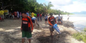 Sama-samang naglinis sa Bonbon beach ang mga tauhan ng iba’t ibang ahensiya ng pamahalaan sa bayan ng Romblon bilang pakikiisa sa pagdiriwang ng 2018 International Coastal Clean-Up Day (Larawan ni SFO1 Gerald Q. Madali/Romblon Municipal Fire Station)