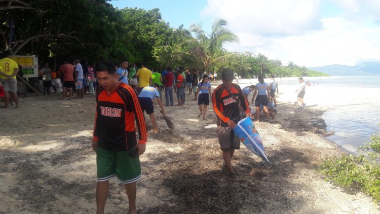 Sama-samang naglinis sa Bonbon beach ang mga tauhan ng iba’t ibang ahensiya ng pamahalaan sa bayan ng Romblon bilang pakikiisa sa pagdiriwang ng 2018 International Coastal Clean-Up Day (Larawan ni SFO1 Gerald Q. Madali/Romblon Municipal Fire Station)