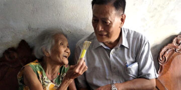 Si Lola Remedios habang pinapakita kay Governor Eduardo Firmalo ang P50,000 na natanggap nito mula sa Provincial Government