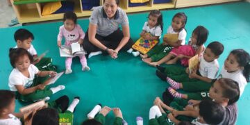 Pamilya, Nagbibigay ng mga Libro sa ECCD Center ng Odiongan