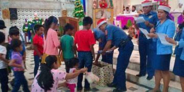 Mga pulis sa Sibale, namigay ng pamasko sa mga batang dumalo ng Misa De Gallo