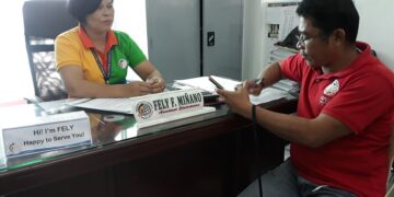 Sinabi ni Fely F. Miñano (nasa kanan) ng PSA Romblon na ang LFS ay naglalayong alamin ang employment, unemployment at underemployment rate sa buong bansa at layunin naman ng FIES na makakalap ng mga datos patungkol sa sources of income ng mga pamilya gayundin ang kanilang expenditures level.(Larawan ni Dinnes Manzo/PIA-Romblon)