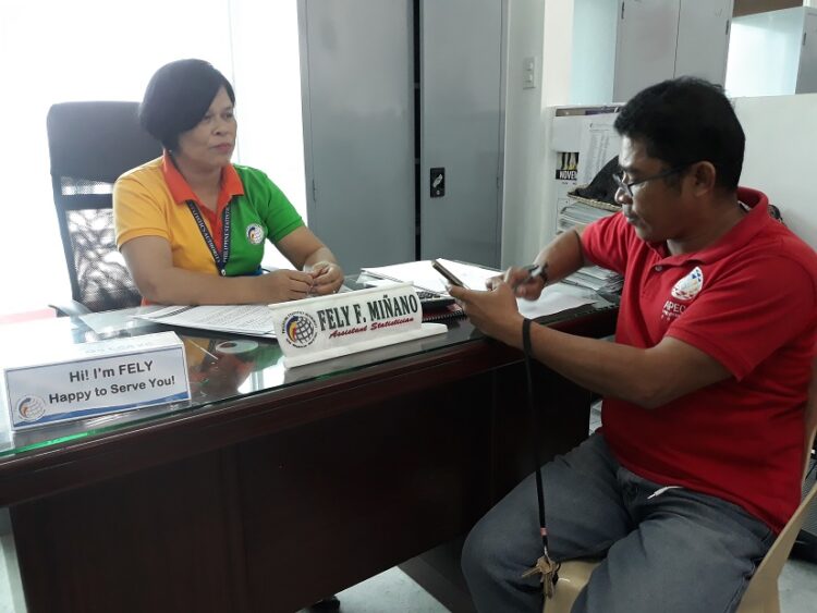 Sinabi ni Fely F. Miñano (nasa kanan) ng PSA Romblon na ang LFS ay naglalayong alamin ang employment, unemployment at underemployment rate sa buong bansa at layunin naman ng FIES na makakalap ng mga datos patungkol sa sources of income ng mga pamilya gayundin ang kanilang expenditures level.(Larawan ni Dinnes Manzo/PIA-Romblon)