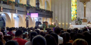 Romblomanons attend 1st Simbang Gabi amid rains
