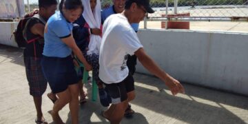 Dalawang pulis ng Sibale, tumulong na magbuhat sa bagong panganak na Ginang