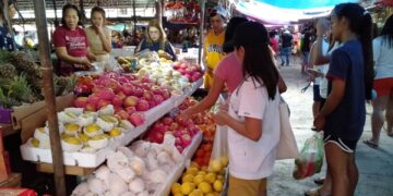 Mga prutas at pagkaing pang-Media Noche, mabenta na