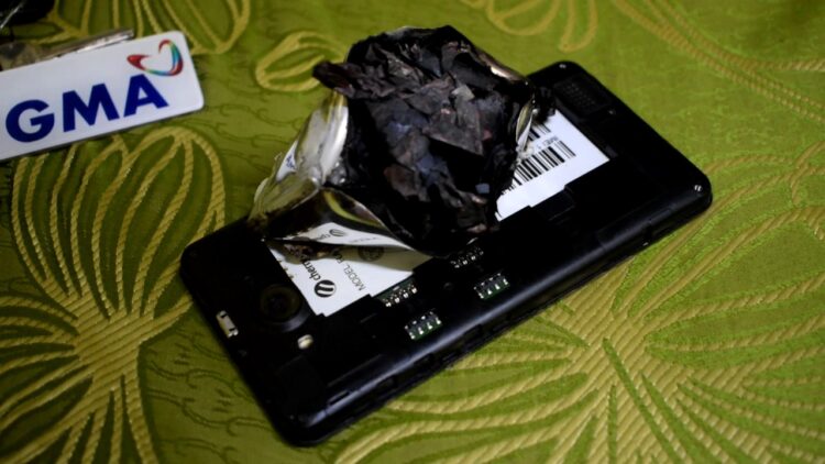 Lalaki, nasabugan ng battery ng china-charge na cellphone sa mukha