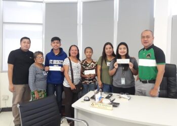 DOLE Regional Director Mr. Joel Gonzales(right-most) alongside OWWA Program Officer Mr. Tristan Arvin Perez(left-most) and the beneficiaries of OWWA RWO 4B. Photo by DOLE-OWWA.