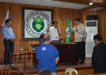 Nanunumpa sa harap ni Marinduque Representative Lord Allan Jay Velasco (dulong kanan) ang bagong gobernador ng lalawigan na si dating Vice Governor Romulo Bacarro Jr. (kaharap ni Representative Velasco). Nasa gawing kaliwa at nagmamasid si Retired Justice Presbiterio Velasco. 'Nanay' ang tawag ng mga kababayan sa Marinduque sa namayapang gobernadora. (larawan mula kay Erwin Monroyo Penafiel)