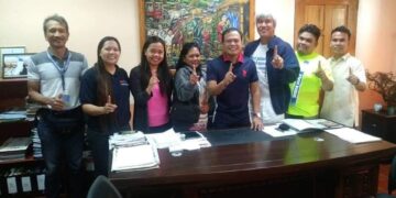 Bumisita sa tanggapan ni Schools Superintendent Roger F. Capa (pang-apat mula sa kanan) ang mga kinatawan ng Bike for the Philippines Foundation sa pangunguna ni Program Director Joel Uichicho (pangatlo mula sa kanan) upang plantsahin ang napipintong paglulunsad ng proyektong