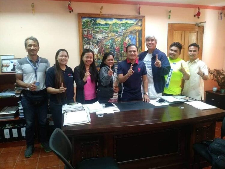 Bumisita sa tanggapan ni Schools Superintendent Roger F. Capa (pang-apat mula sa kanan) ang mga kinatawan ng Bike for the Philippines Foundation sa pangunguna ni Program Director Joel Uichicho (pangatlo mula sa kanan) upang plantsahin ang napipintong paglulunsad ng proyektong