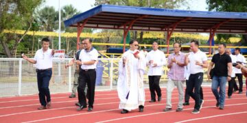 Banal na pagbabasbas. Sinasamahan ng mga lokal na opisyal ng Sablayan ang paring nagbabasbas sa track and field ng Sablayan Sports Complex. Ginawa ang pagbabasbas nitong nakaraang linggo. (Larawan mula sa MEG in Action at Mimaropa RAA MEET 2019)