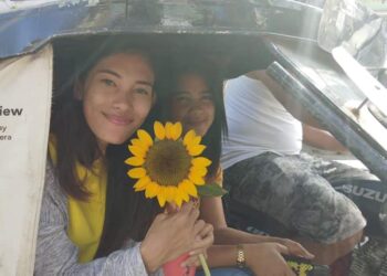 Isang binibini ang nakatanggap ng sunflower mula sa mga tauhan ng Pinamalayan MPS. (Larawan mula sa Pinamalayan Municipal Police Station)